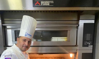 Roberto Miranti nel suo laboratorio, con il serieS Moretti Forni
